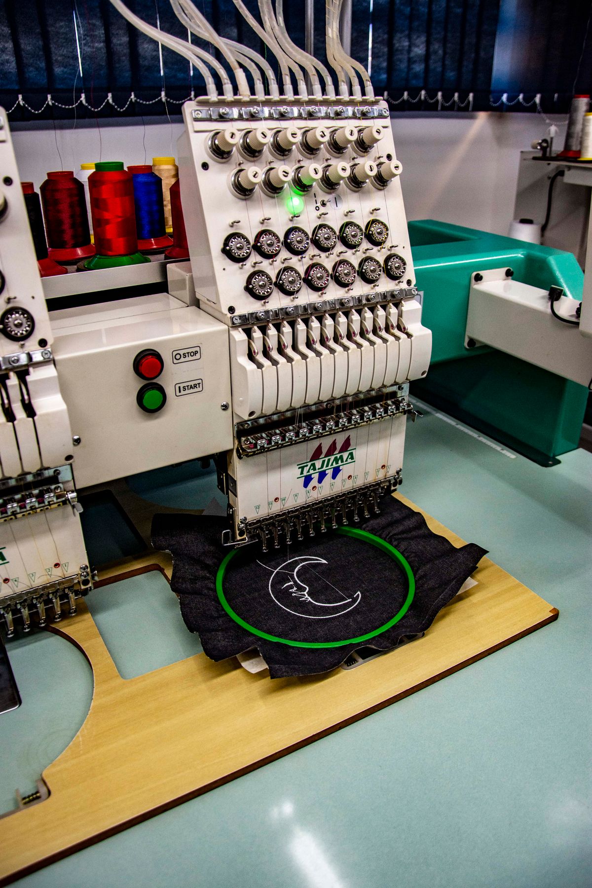Máquina de bordado puntando un diseño en el taller
