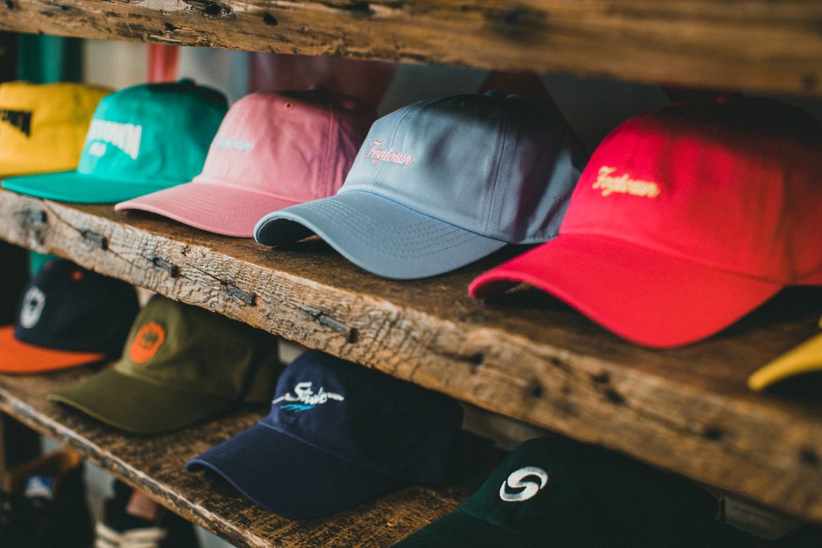 Gorras bordadas en el estante del taller