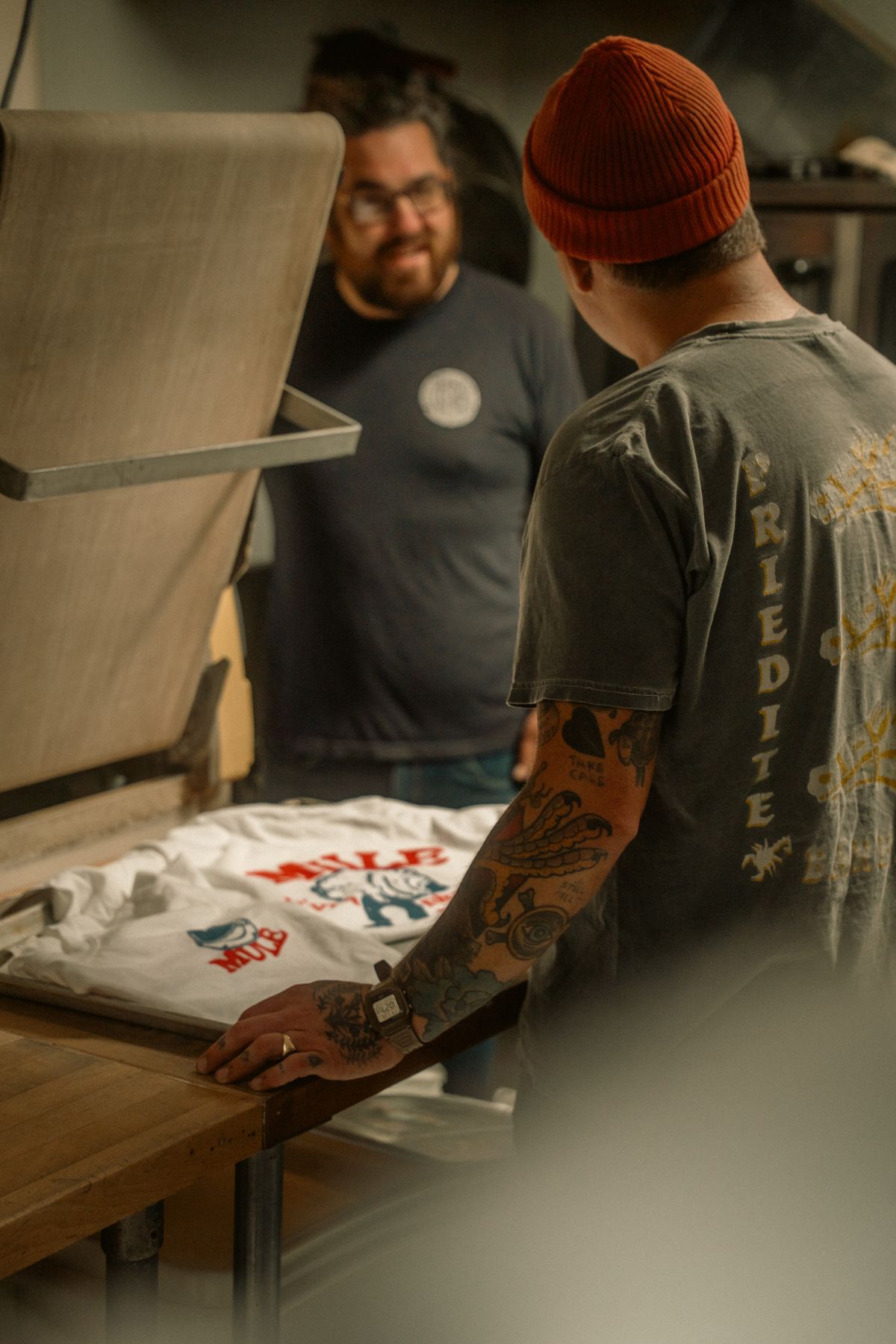 Taller de serigrafía de 3LG Marketing imprimiendo playeras en Downey, California