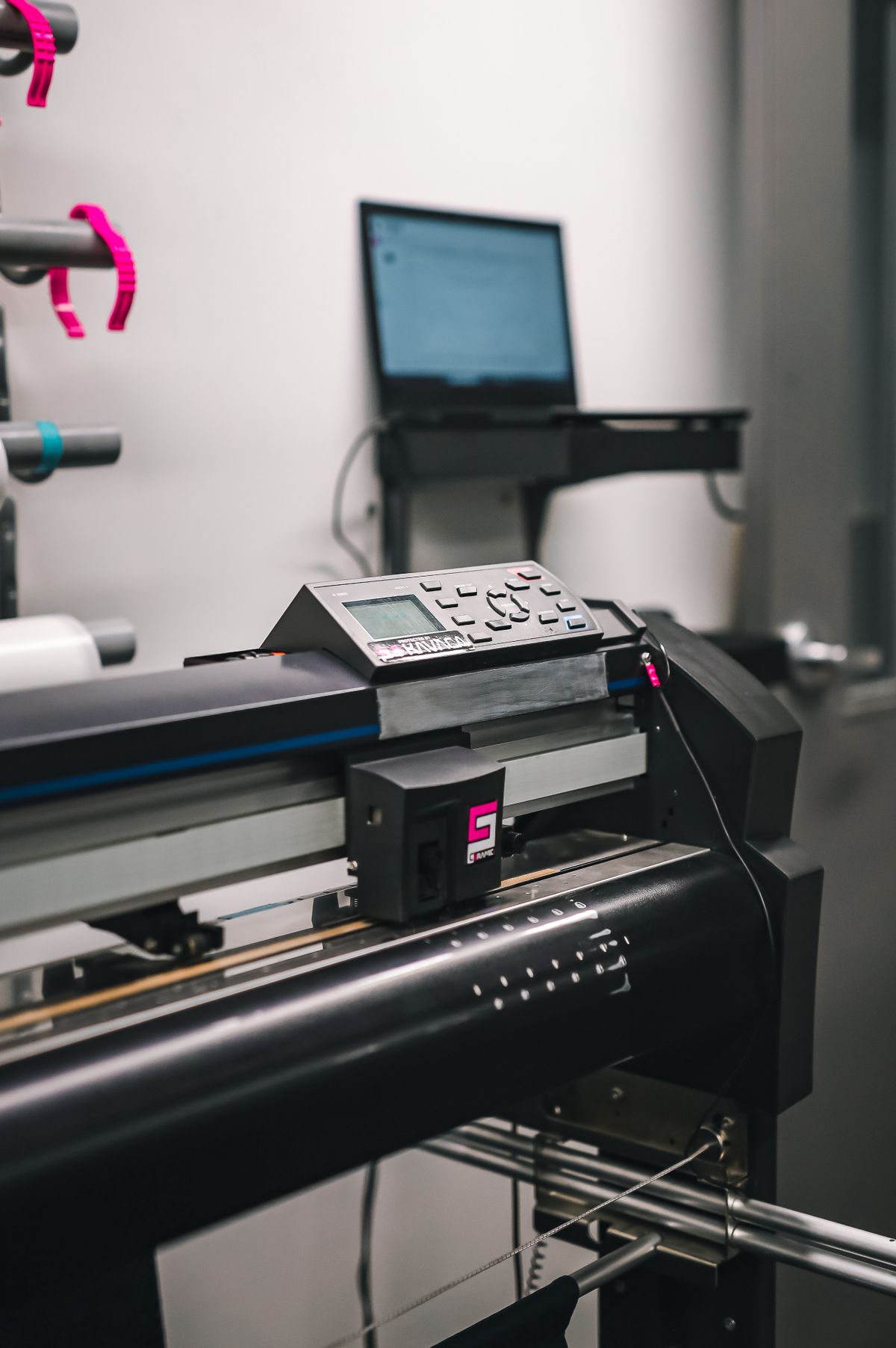 Plotter imprimiendo una lona de gran formato