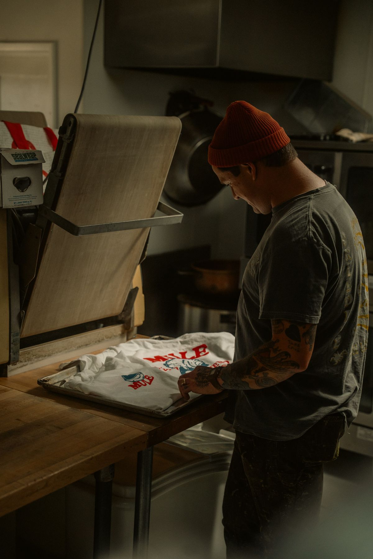 Playera estampándose en la prensa del taller