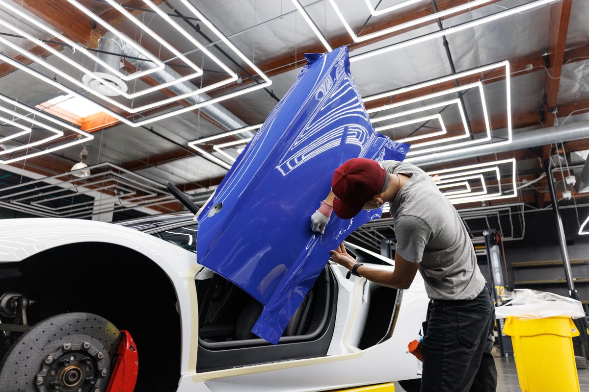 Instalador aplicando vinil rotulado a un vehículo