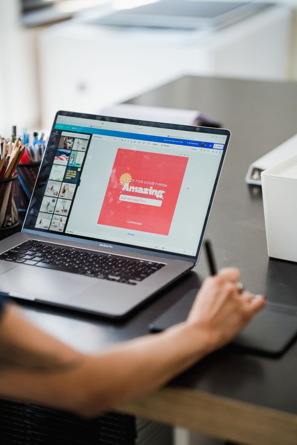 Laptop con el diseño de una página web en pantalla